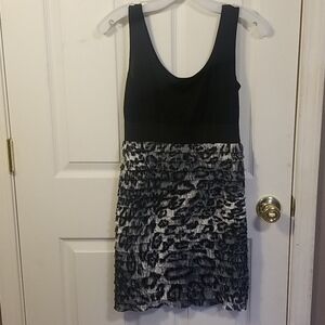 C36 :XHILIRATION: SIZE MEDIUM BLACK AND CREAM DRESS